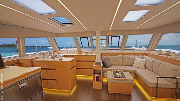 Savourez le confort de votre catamaran de luxe pendant votre séjour dans les Cyclades