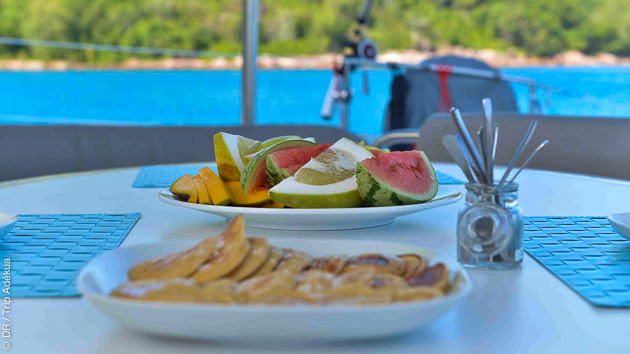 Savourez une cuisine raffinée à bord de votre catamaran de luxe
